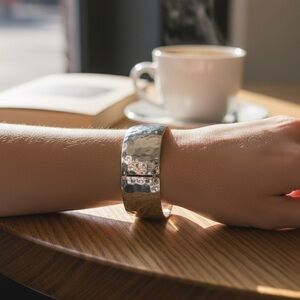 ViVI Silver Hammered Stretch Bracelet